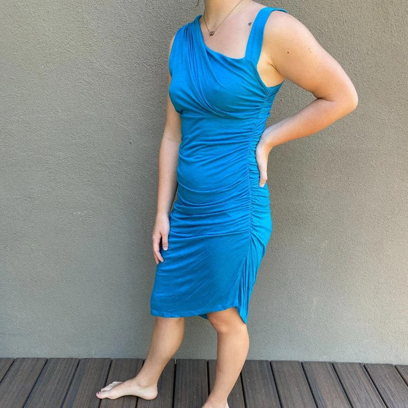 MICHAEL STARS NWT Shoulder Detail Ruched Stretch Knit Midi Dress - One Size - Picture 3 of 5